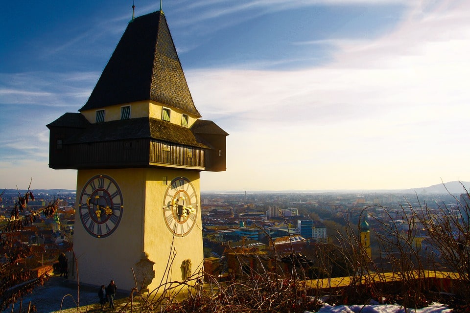 Der Grazer Uhrturm ist das Wahrzeichen von Graz.
